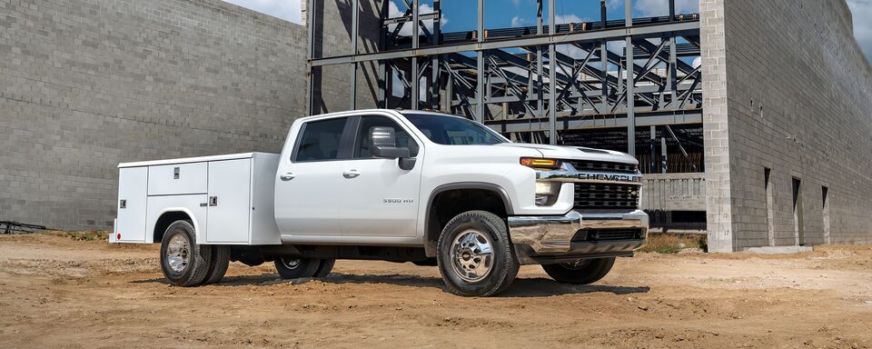 Châssis-cabine Chevrolet Silverado 3500 HD 2022 avec remorque utilitaire sur un chantier de construction.