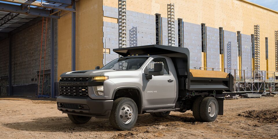 Châssis-cabine Chevrolet Silverado 3500 HD 2022 avec remorque à benne basculante.