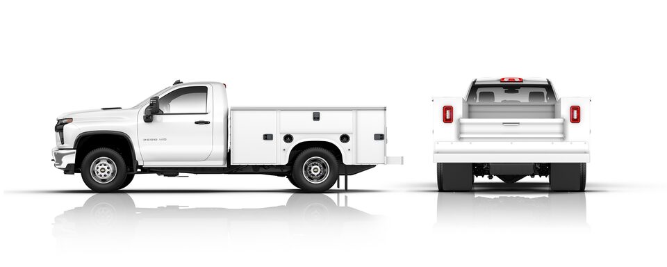 Vue latérale et arrière du châssis-cabine Chevrolet Silverado 3500 HD 2022 avec remorque utilitaire.