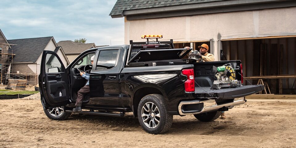 Pick-up commercial poids léger Chevrolet Silverado sur un chantier.