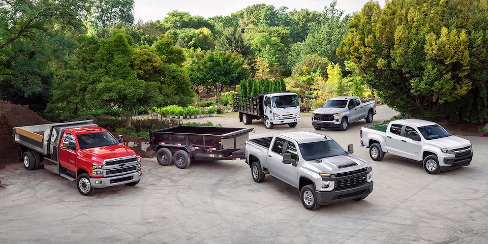 Vue élargie des camions commerciaux Chevrolet.