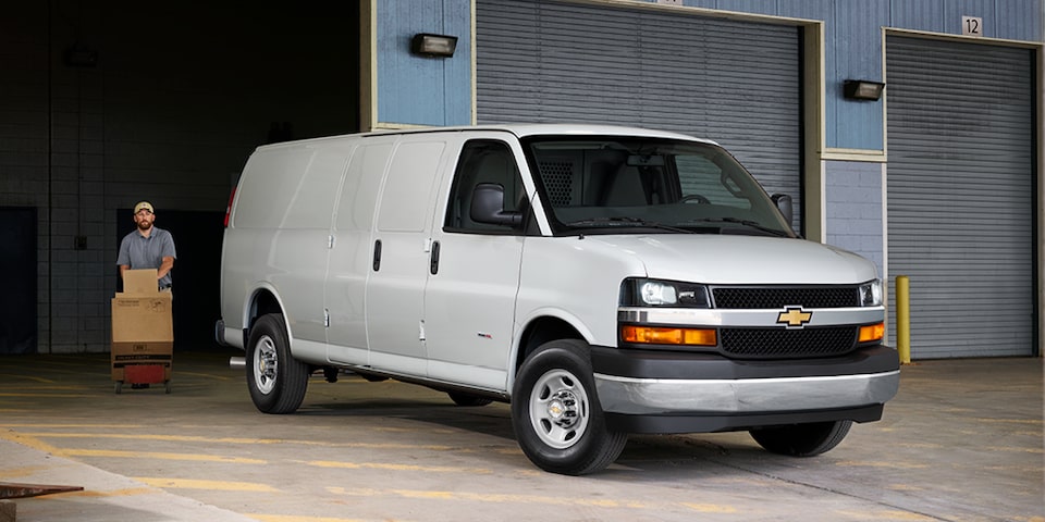 Fourgonnette utilitaire Chevrolet Express 2023 dans un entrepôt.