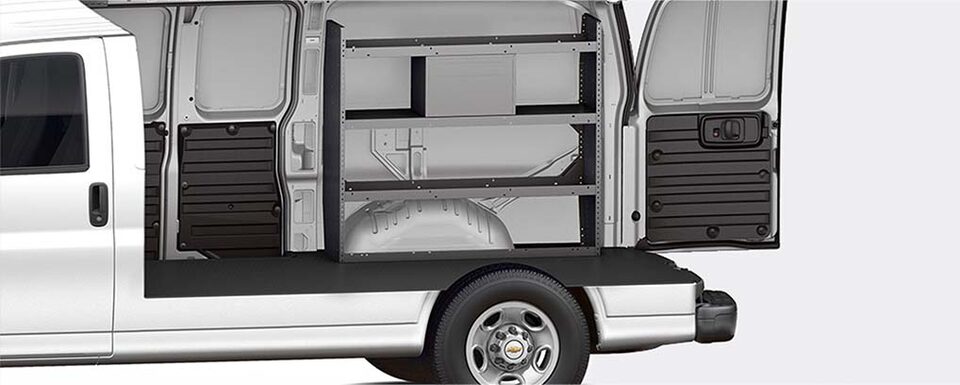Configuration plombier de l’espace utilitaire de la fourgonnette utilitaire Chevrolet Express 2023.