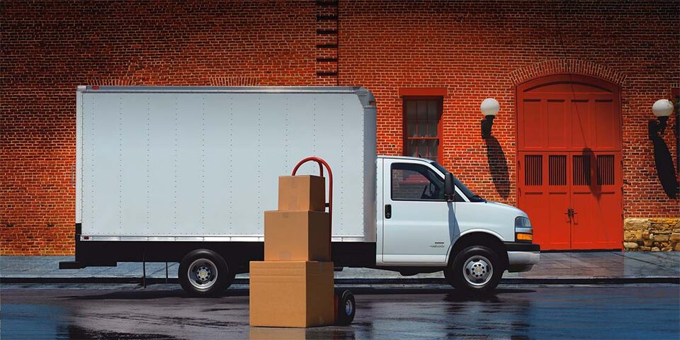Vue de profil de la fourgonnette tronquée Chevrolet Express 2023 : la puissance de pouvoir choisir.