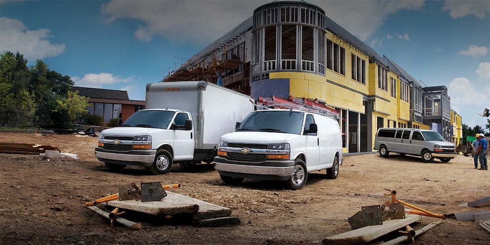 Fourgonnettes utilitaire, de tourisme et tronquée Chevrolet Express 2023 dans un chantier.