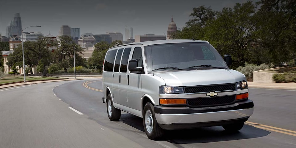 Fourgonnette de tourisme Chevrolet Express 2023 sur la route.