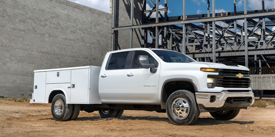 Vue latérale droite du châssis-cabine Chevrolet Silverado 3500 2024 avec remorque utilitaire.