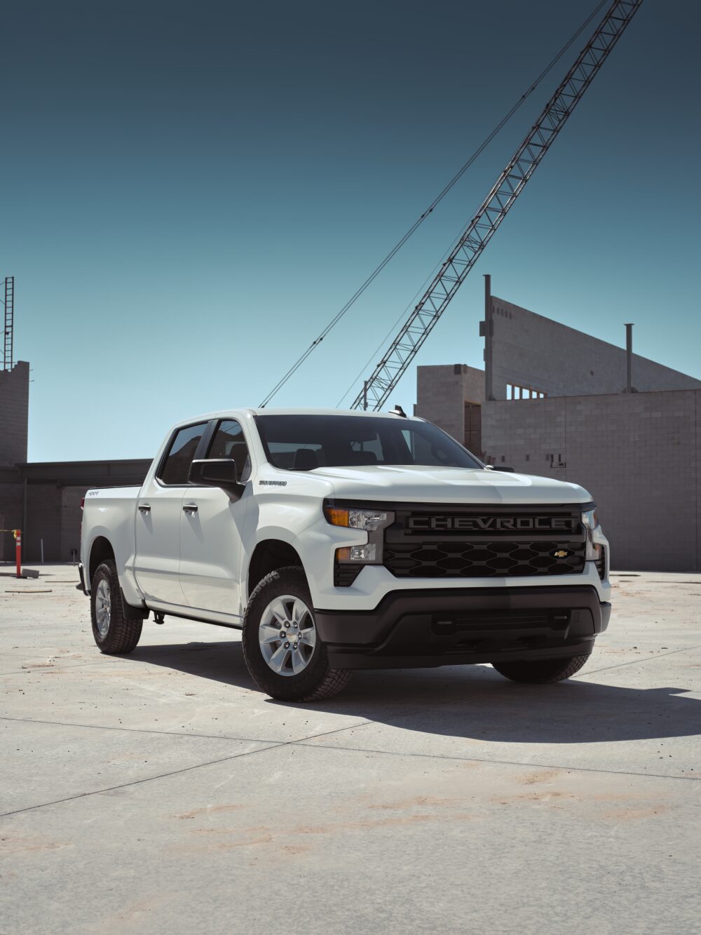 Le camion de travail Chevrolet Silverado LD commercial 2026 stationné seul sur un chantier.