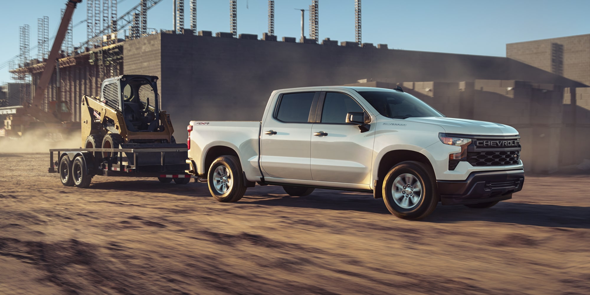 Le camion de travail Chevrolet Silverado LD commercial 2026 qui remorque du matériel de construction sur un chantier.