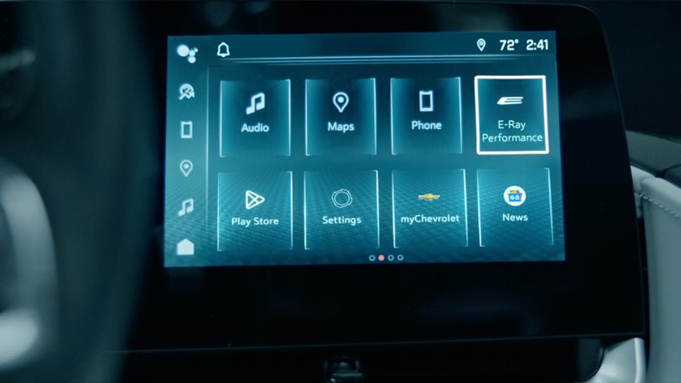 Vue rapprochée de l’écran du tableau de bord de la Chevrolet Corvette E-Ray.