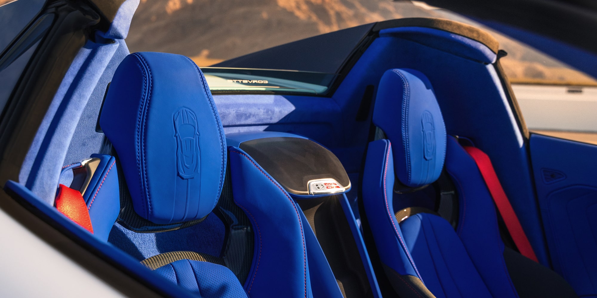 Les sièges en cuir bleu d’une Chevrolet Corvette Grand Sport décapotable 2027 sont exposés au soleil éclatant.