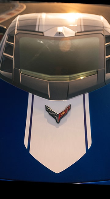 Le capot avant d’une Chevrolet Corvette Grand Sport 2027 arborant l’emblème de la Corvette.