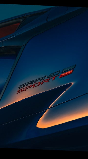 Vue rapprochée du badge Grand Sport gravé sur la Chevrolet Corvette Grand Sport 2027.