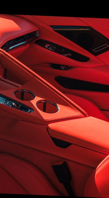 L’intérieur de la rangée avant tout rouge et la console centrale de la Chevrolet Corvette Grand Sport 2027.
