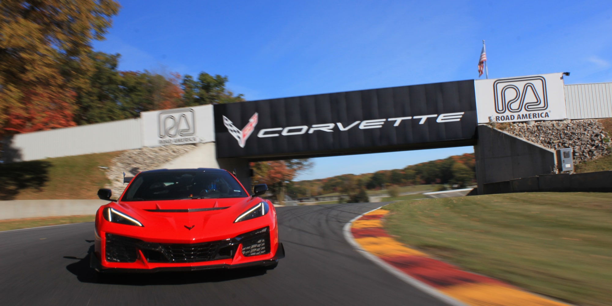 Une Chevrolet Corvette ZR1 2027 roulant seule sur une piste de course.