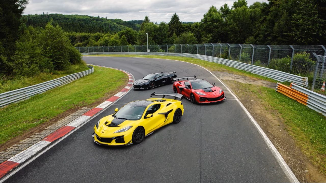 Trois voitures de sport Chevrolet Corvette ZR1 2027 roulant sur une piste de course.