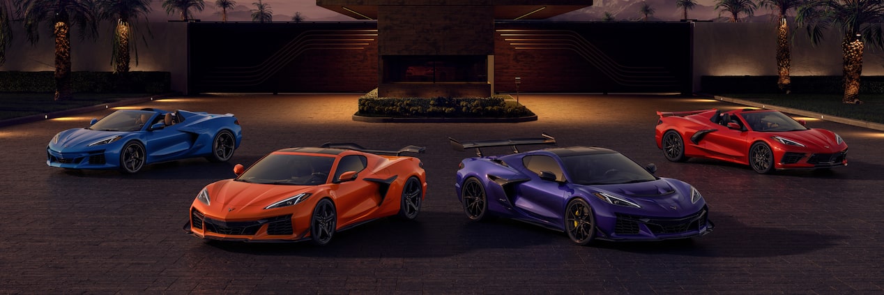 La gamme Chevrolet Corvette ZR1 stationnée en plein air en soirée.