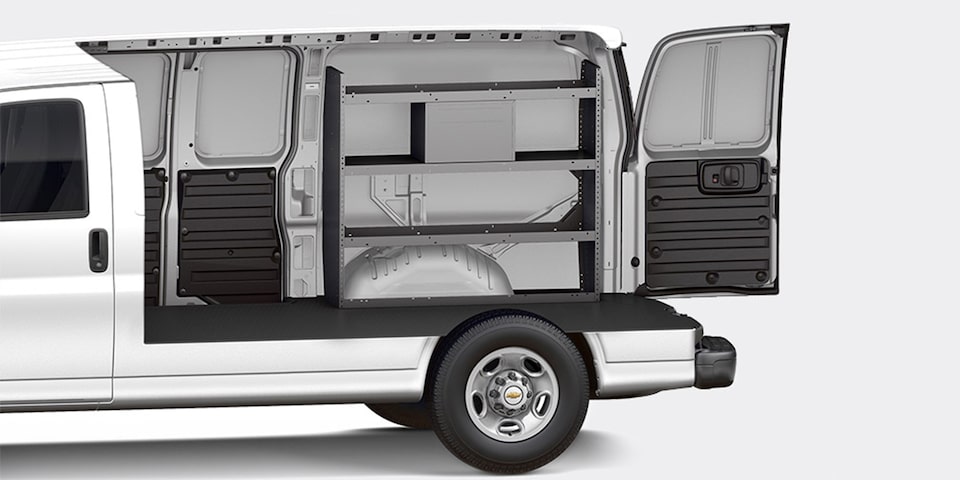 Configuration plombier de l’espace utilitaire de la fourgonnette Chevrolet Express 2024.