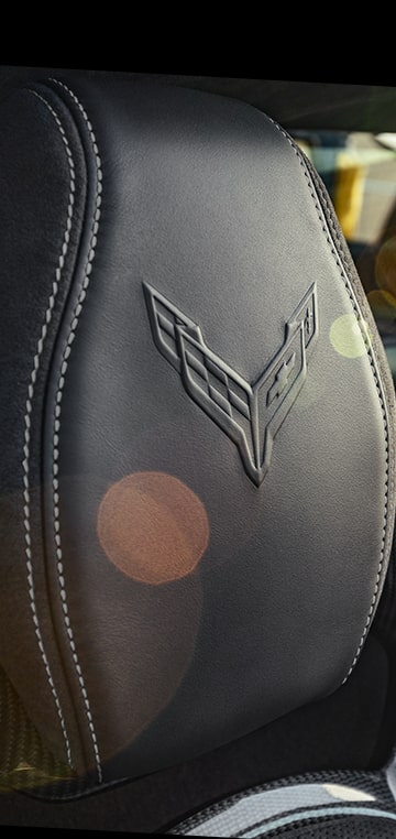 Vue rapprochée de l’emblème Corvette sur un siège de la Chevrolet Corvette Z06 2025.