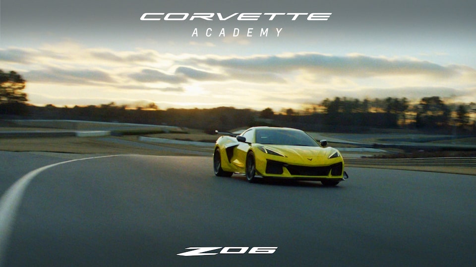 Une vidéo qui montre la Chevrolet Corvette Z06 2025 en train d’accélérer sur une piste de course.