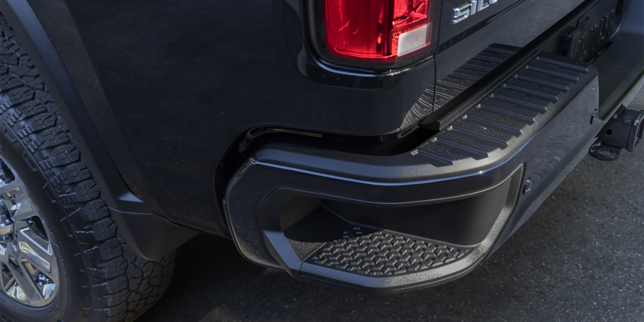 Vue rapprochée du pare-chocs arrière du pick-up Chevrolet Silverado HD 2025.