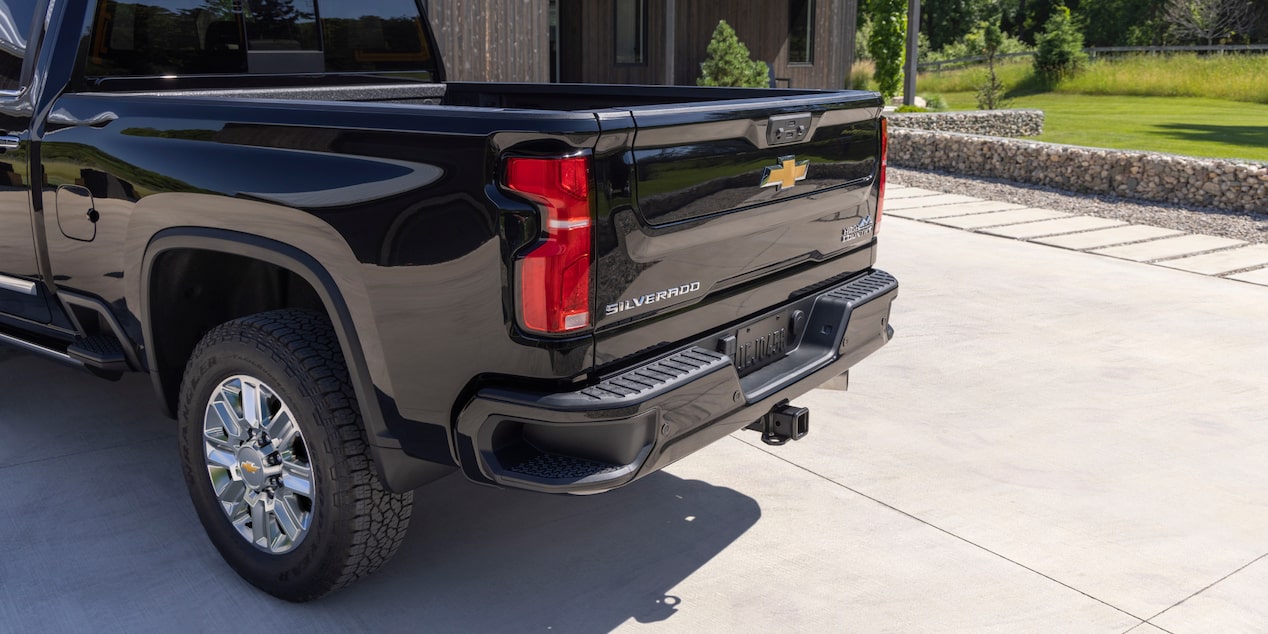 Vue latérale arrière du pick-up Chevrolet Silverado HD 2025 avec la caisse Durabed entrouverte.